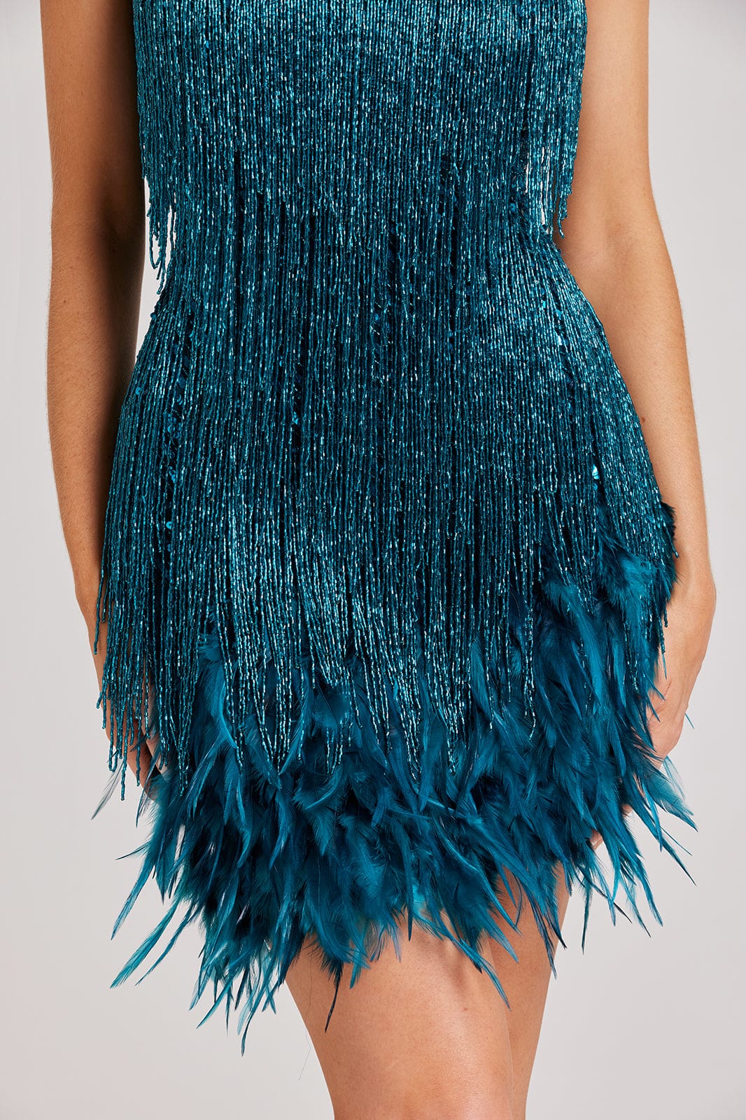 Robe de Soirée Longue Chic avec Paillettes et Plumes - Élégante-6